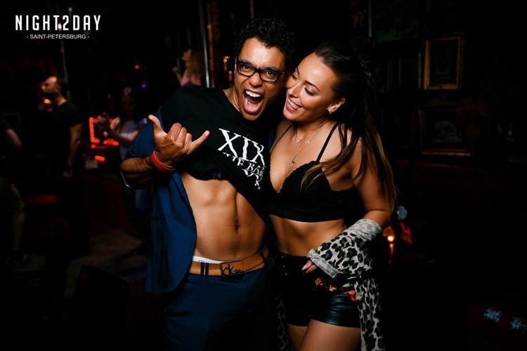 Сахнада шешіну видеосы